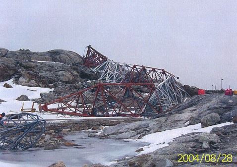 The antenna tower is now a twisted pile of metal. Aug 2004.